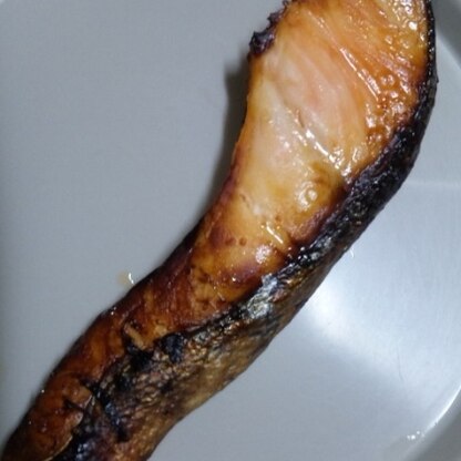 鮭のみりん焼きこさえましたぁｗ
見た目、ちょっと焦げたくらいが、焼鮭は美味しいですぅ～
皮がパリッとなってて臭みもなくてやっぱりいいですねぇｗｗ♪